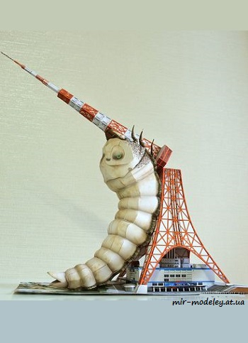 №8891 - Диорама с токийской телебашней и гусеницей Мотры (UHU 02 050)